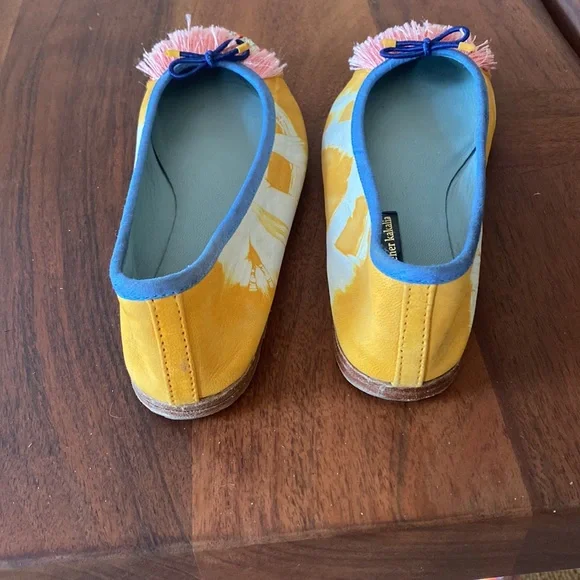 Beautiful trendy ballerina flat with timeless appeal. Size 6. - Picture 4 of 6